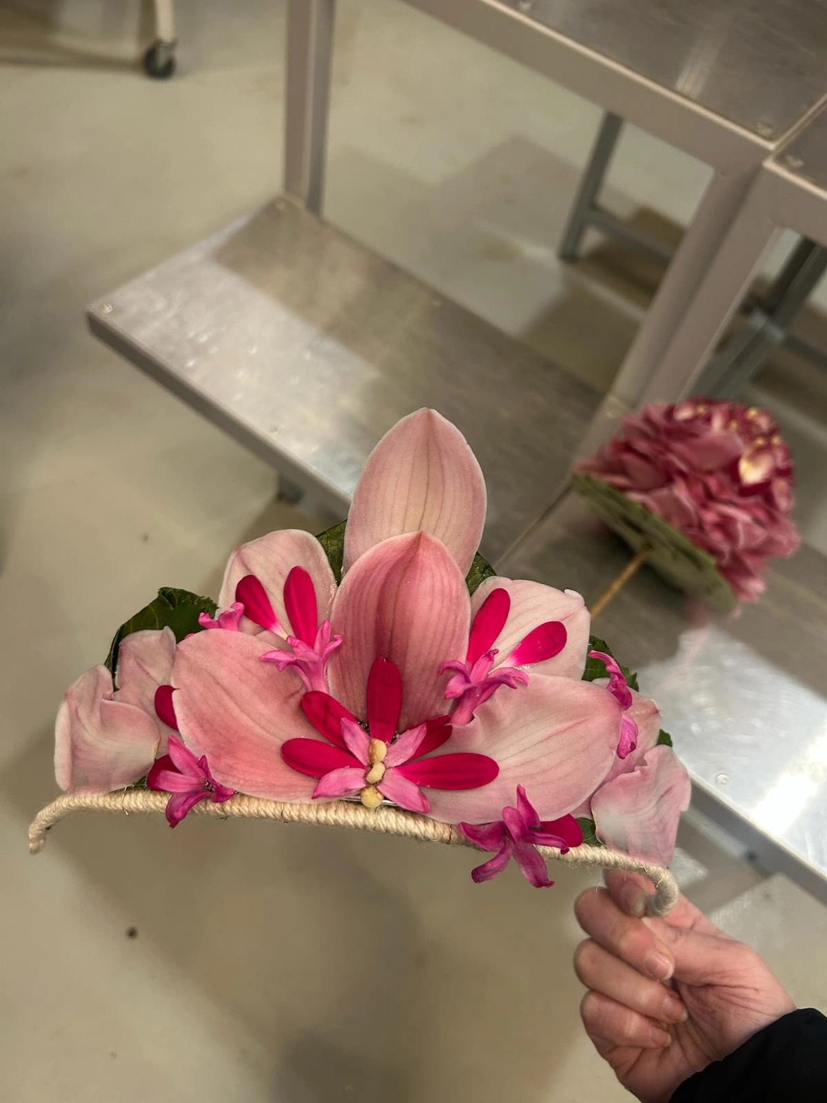 Accessoire floral rose composé de fleurs fraîches