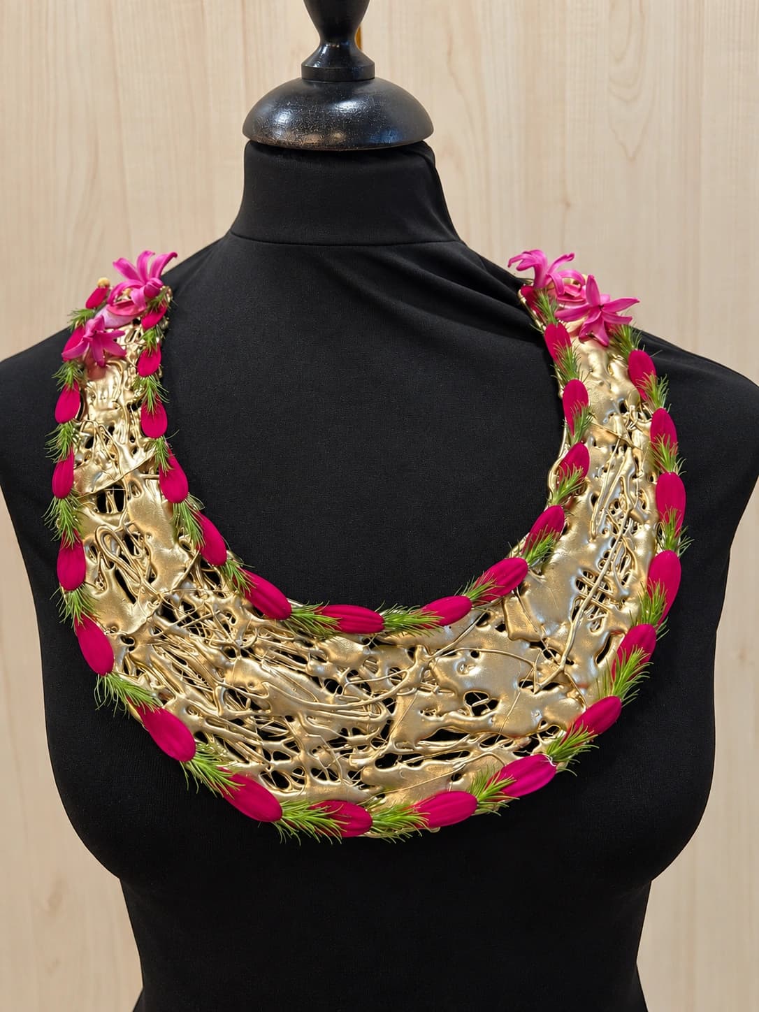 Collier d’art floral doré et orné de fleurs