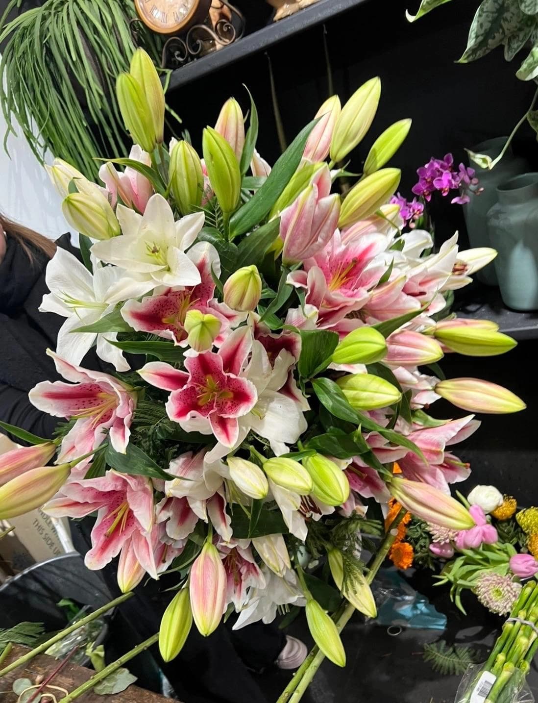 Bouquet généreux de lys blancs et roses