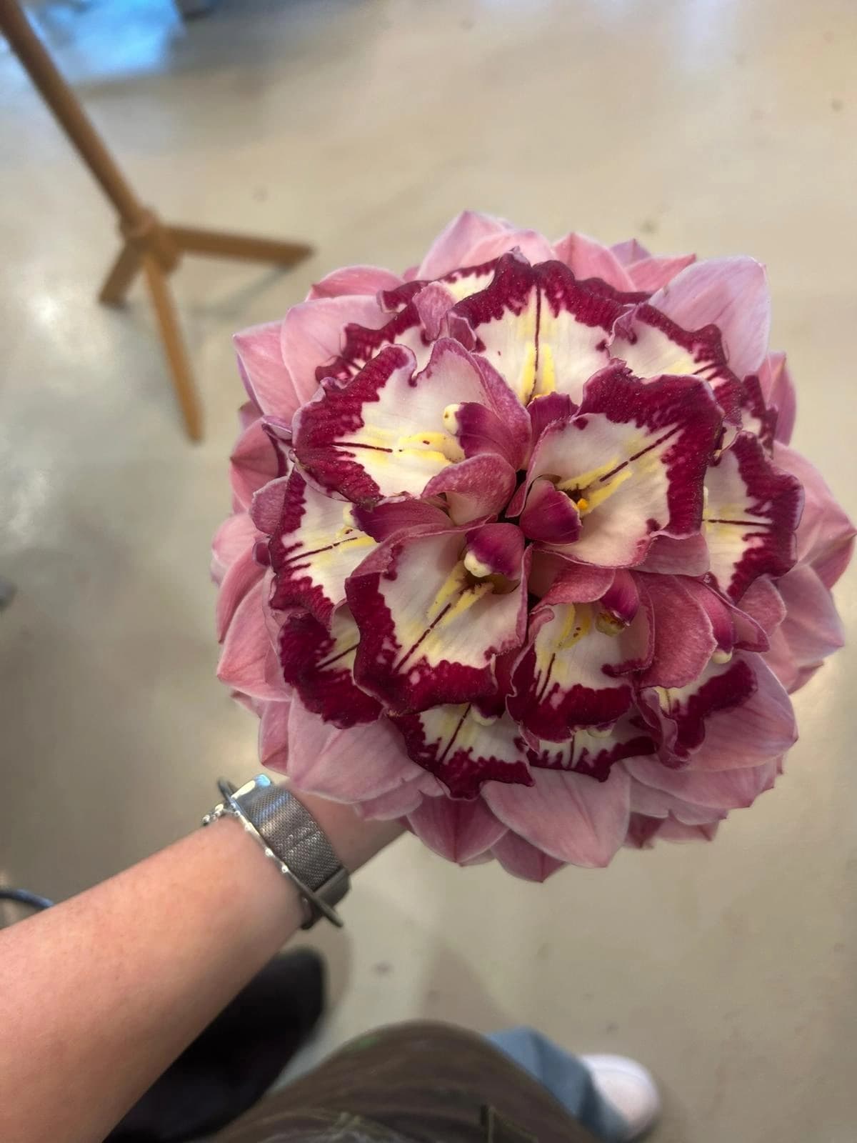 Bouquet rond d’orchidées aux tons rose et bordeaux