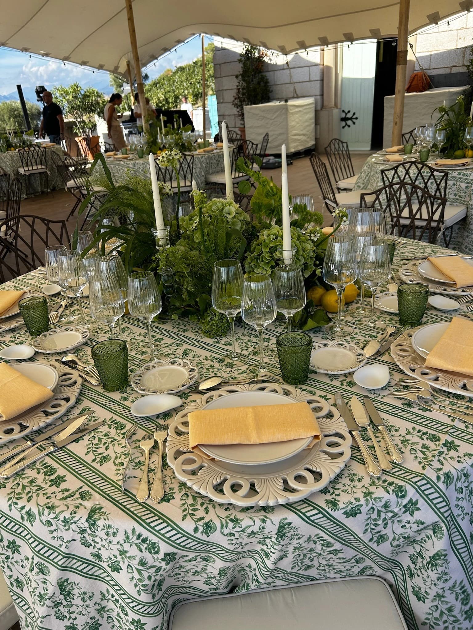 Hospitality — composition florale PAELORIA