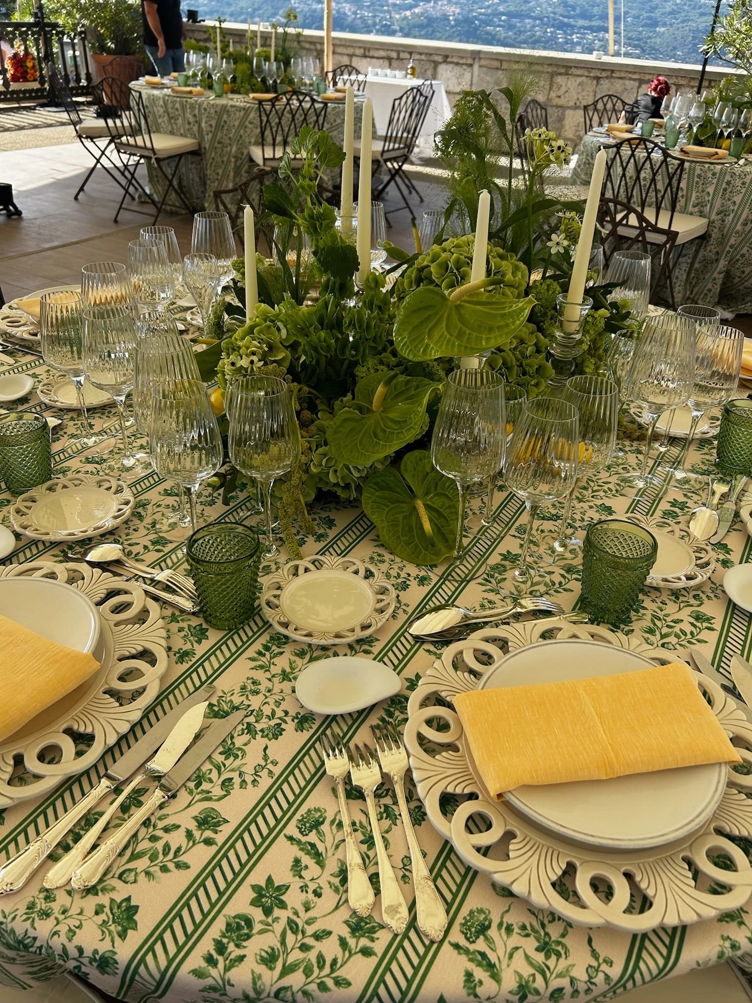 Hospitality — composition florale PAELORIA