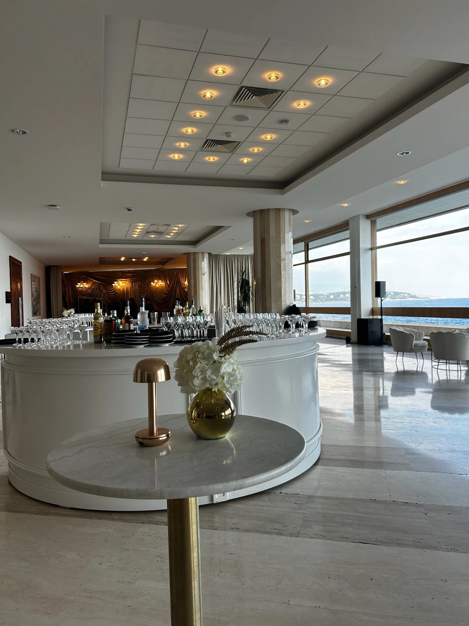 Hospitality — composition florale PAELORIA