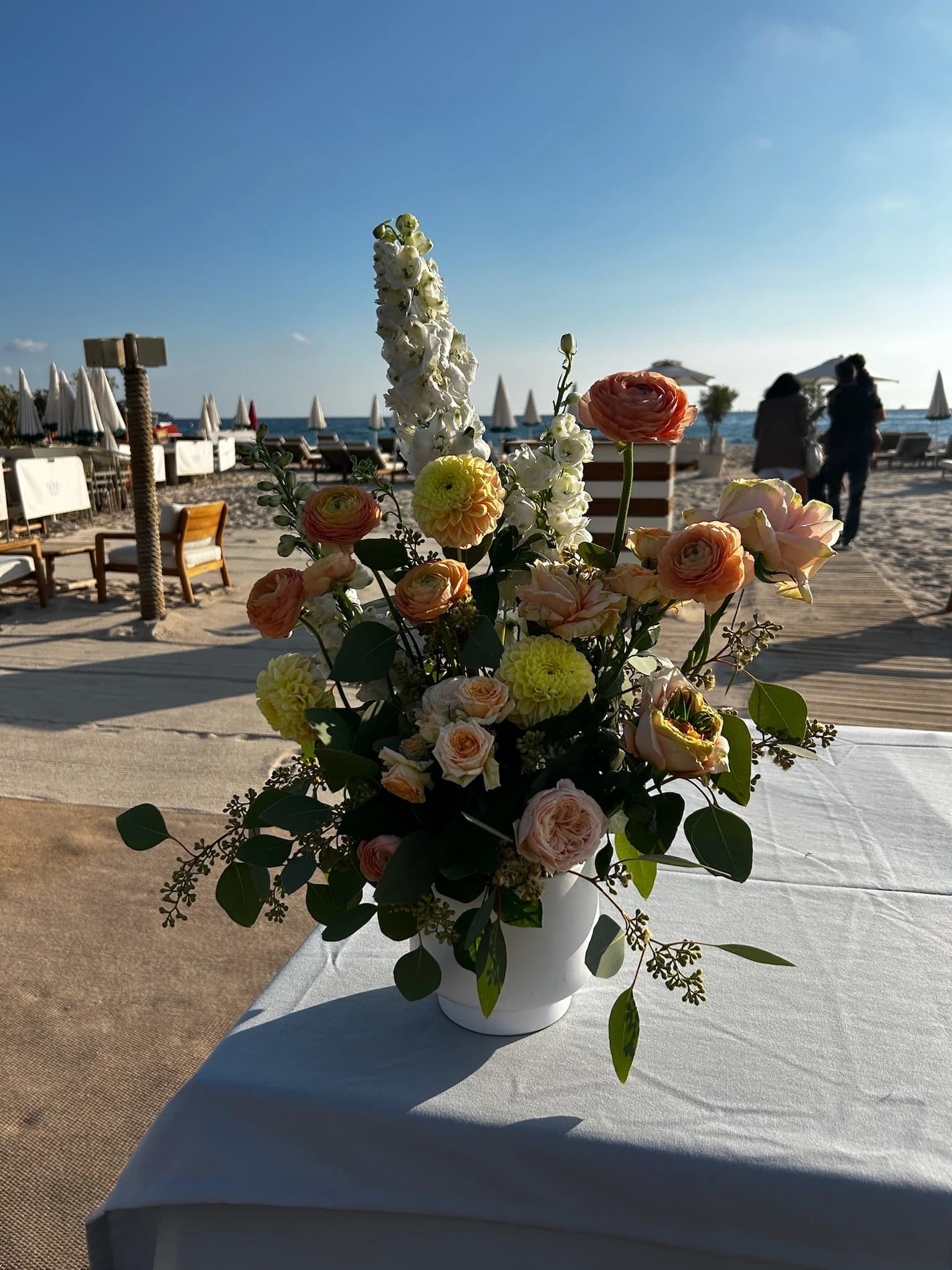 Hospitality — composition florale PAELORIA